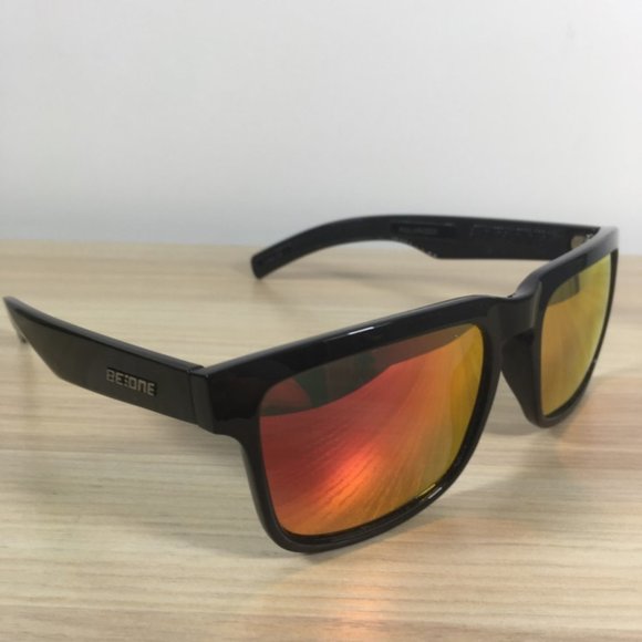 2 Polarized Fashion Sunglasses - Picture 4 of 8